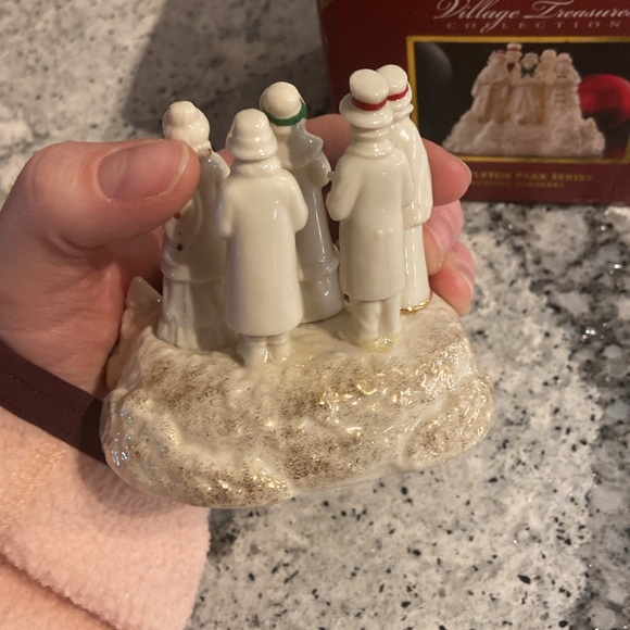 Lenox Mistletoe Park Musical Carolers - Picture 2 of 5